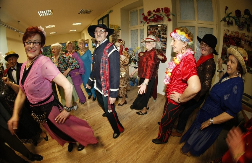 Seniorzy zorganizowali bal i &quot;dali czadu&quot; (ZOBACZ)