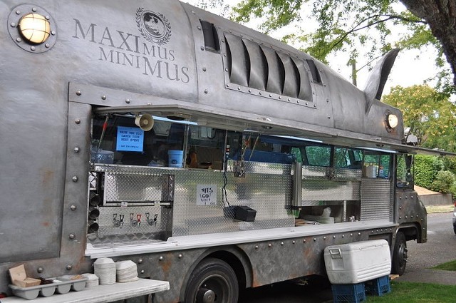 W Stanach Zjednoczonych food truck to chleb powszedni - historycy twierdzą, że moda na jedzenie kupowane z pojazdu zaczęła się jeszcze w czasach wojny secesyjnej.
 
Prawdziwy rozkwit tej formy handlu przypadł na lata 50. Właściciele zaczęli rywalizować ze sobą nie tylko na polu jakości serwowanego jedzenia, ale też ekstrawaganckiego wyglądu pojazdów. Widoczny na zdjęciu bus Maximus Minimus, który można spotkać na ulicach Seattle, jest jednym z najsłynniejszych tego typu pojazdów na świecie.
 
Jak na tym tle przedstawia się Warszawa? Czy mamy swojego Maximusa i gdzie właściwie znaleźć food trucki? 
 
Zapraszamy do przewodnika po najlepszych mobilnych restauracjach w stolicy.