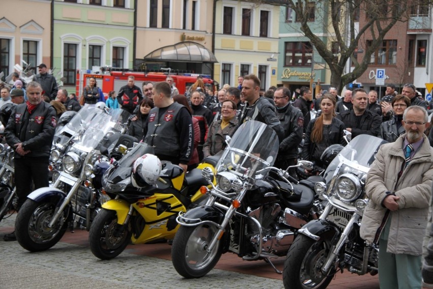 Motocykliści zainaugurowali sezon w Bytowie. Najpierw modlitwa i święcenie, a później parada