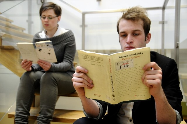 Czwartek, południe, "gołębnik", czyli polonistyka na UJ. Studenci Karol i Ania  czytają Szymborską