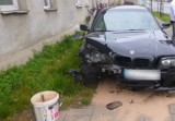 Kierowca BMW był tak pijany, że wjechał na podwórko kamienicy w Piotrkowie i nie mógł wysiąść