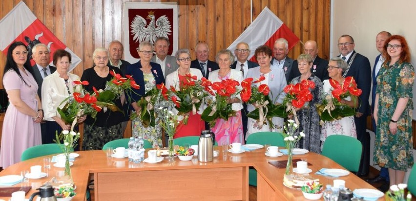 Złote Gody. Mieszkańcy gminy Ryczywół odebrali medale za "Długoletnie pożycie małżeńskie"