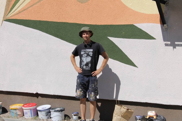 Na ścianie budynku przy ul. Rybackiej 4 powstał już festiwalowy mural. Stworzył go Wojciech Kołacz - malarz i grafik (na zdjęciu)