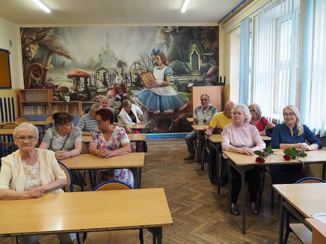 Oto absolwenci klasy VIIIb Szkoły Podstawowej nr 139 w Łodzi, rocznik 1968. Spotkali się po 55. latach od ukończenia szkoły. 