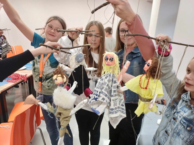 Na dwudniowe warsztaty tworzenia marionetek zaprosiła uczniów Szkoły Podstawowej nr 9 Miejska Biblioteka Publiczna w Zduńskie Woli.