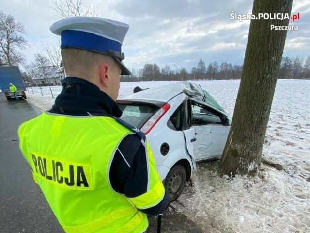 24-letnia kobieta straciła panowanie nad samochodem i uderzyła w drzewo.