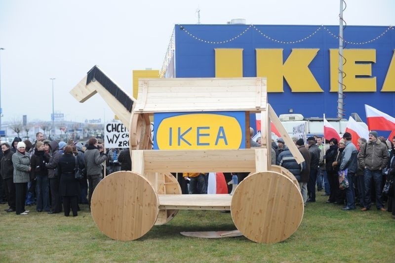 Koń trojański zbudowany z produkowanych dla Ikea stołów