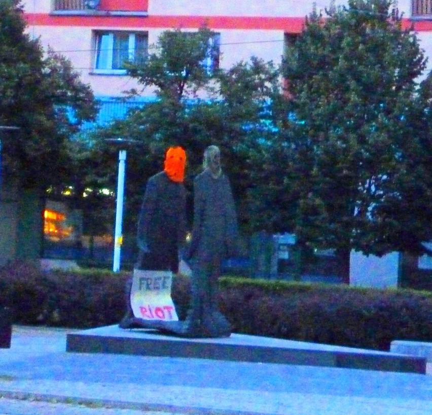 Protest przeciwko skazaniu Pussy Riot na pomniku w Zabrzu