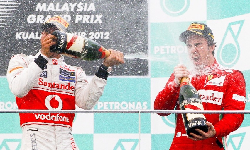 Lewis Hamilton i Fernando Alonso po wyścigu w Malezji...