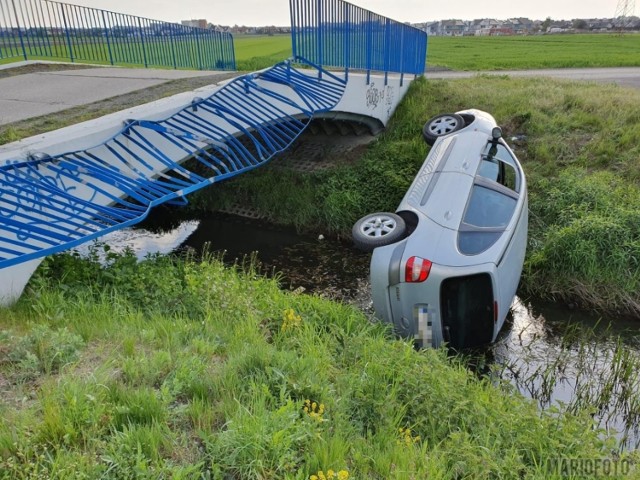 Do zdarzenia doszło w środę po południu w okolicy centrum handlowego Turawa Park w podopolskiej Zawadzie. 52-letni kierowca renault scenica uderzył w barierę mostu i wpadł do rzeki.