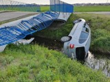 Samochód spadł z mostu do rzeki. Do wypadku doszło w środę po południu w okolicy centrum handlowego Turawa Park w Zawadzie pod Opolem