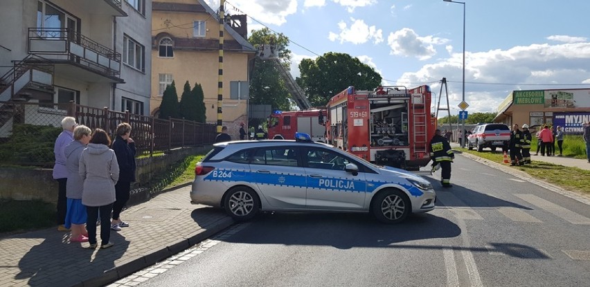 Pożar poddasza w budynku wielorodzinnym przy Trzebnickiej w Twardogórze [ZDJĘCIA, FILMY]