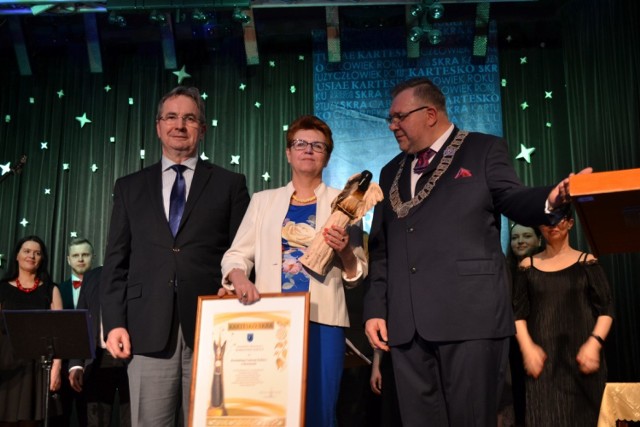 Burmistrz Kartuz wręczył dziś doroczne nagrody Kartesko Skra. Otrzymały je osoby, firmy i instytucje najbardziej zasłużone w promocji gminy Kartuzy i tworzeniu jej dobrego wizerunku.