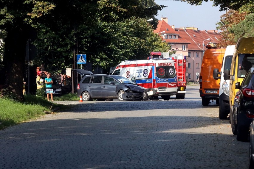 Wypadek na ulicy Grabskiego w Legnicy. Dwie osoby poszkodowane, zobaczcie zdjęcia