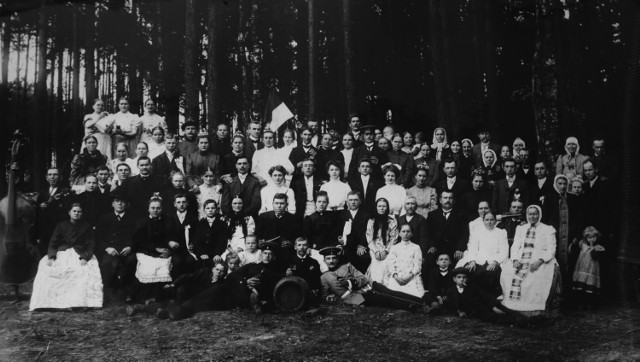 Rok 1911. Zofia i Szymon Gürtlerowie biorą ślub. Nad weselnikami powiewa biało-czerwona flaga