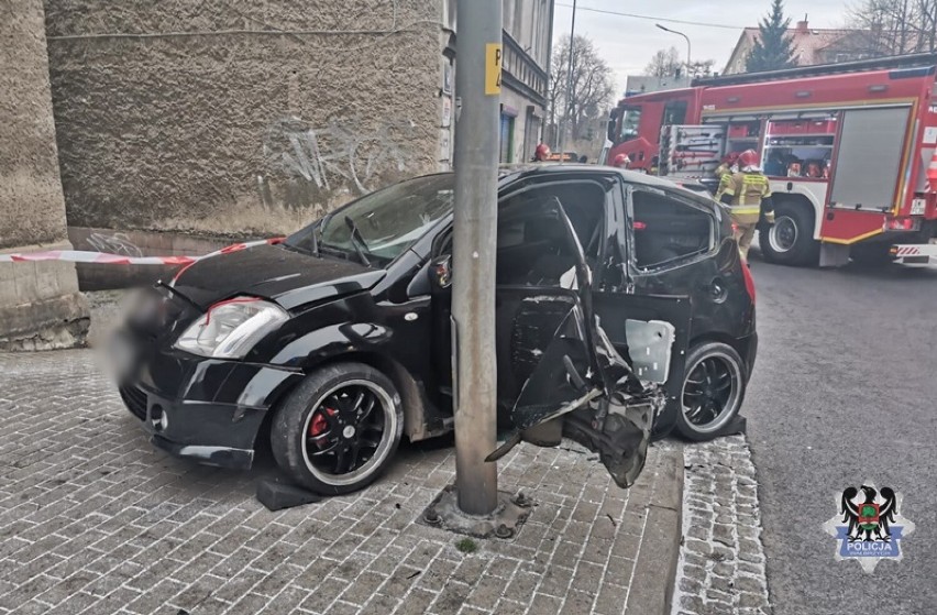 Rozbił auto na latarni na Białym Kamieniu w Wałbrzychu....