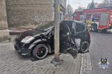 Wypadek na Białym Kamieniu w Wałbrzychu. Rozbił auto na latarni. Kierowca zakleszczony w pojeździe