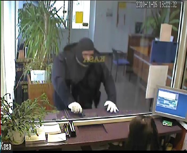 Zdjęcia z kamer monitoringu banku w Jazowsku