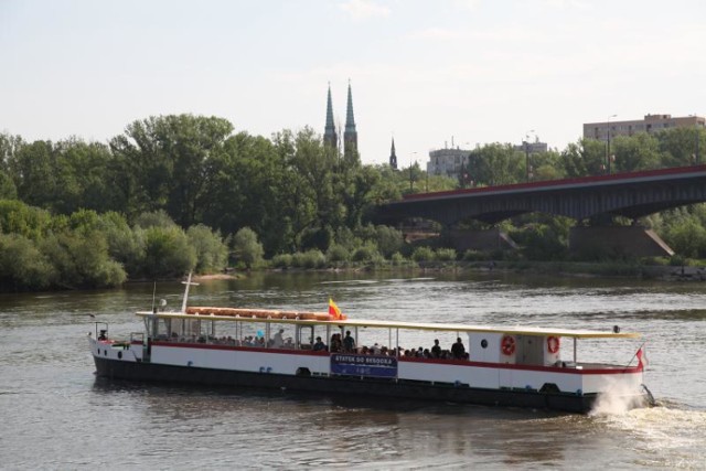 Na Wisłę wypłynie również „Zefir”. Statek do Serocka w maju i czerwcu będzie pływał w soboty, niedziele i święta (dodatkowo 2 maja i 21 czerwca), w lipcu i sierpniu w piątki, soboty i niedziele (dodatkowo 15 sierpnia), a we wrześniu (do 15 września) w soboty i niedziele. 

Rejsy rozpoczynają się o godz. 9.00 przy bulwarze Jana Karskiego (Podzamcze), a jego uczestnicy dotrą do Serocka około godz. 12.30. Po dwugodzinnej przerwie (o godz. 14.30) wyruszą w drogę powrotną. Około godz. 18.00 statek przycumuje w Warszawie. 

Uwaga! W przypadku niskiego stanu wody w Wiśle, rejs rozpocznie się na przystani na Żeraniu, a pasażerów z Podzamcza podwiezie bezpłatny autobus. 

ZA ILE?
Bilet normalny na rejs kosztuje 36 zł, a ulgowy 18 zł. Bezpłatnie w wycieczce mogą wziąć udział osoby, które ukończyły 70 rok życia oraz dzieci do ukończenia 7 lat.