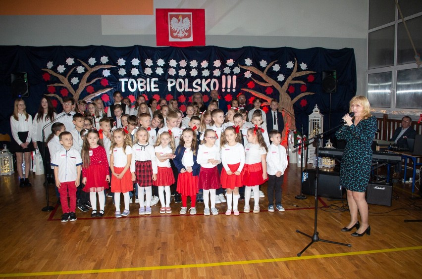 Święto Niepodległości Radomsko 2022. Koncert „Tobie Polsko!” w PSP 8. ZDJĘCIA
