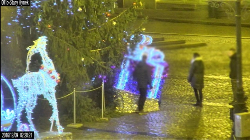 Zniszczyli świąteczne ozdoby na Starym Rynku w Bydgoszczy [zdjęcia]
