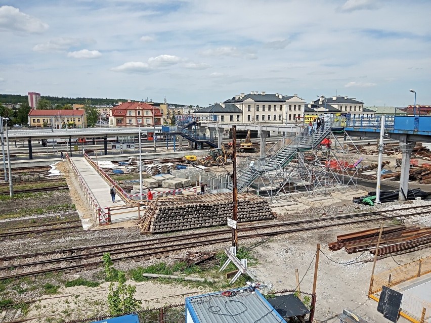 Zmiany przy dworcu kolejowym w Skarżysku. Będą wyburzać kładkę nad torami. Zobacz zdjęcia i film 