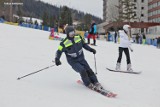 Podhale. Roczne dziecko jadąc na sankach uderzyło w stojak z nartami. Inny narciarz wjechał w kobietę w ciąży