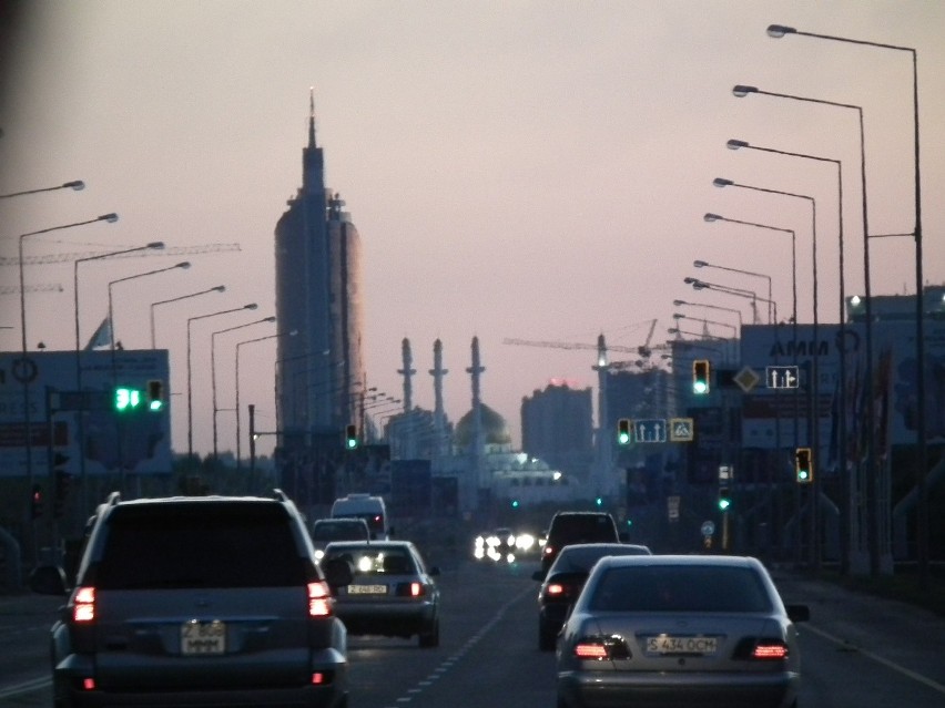 Stolica Kazachstanu - Astana nawet nad ranem pełna jest...