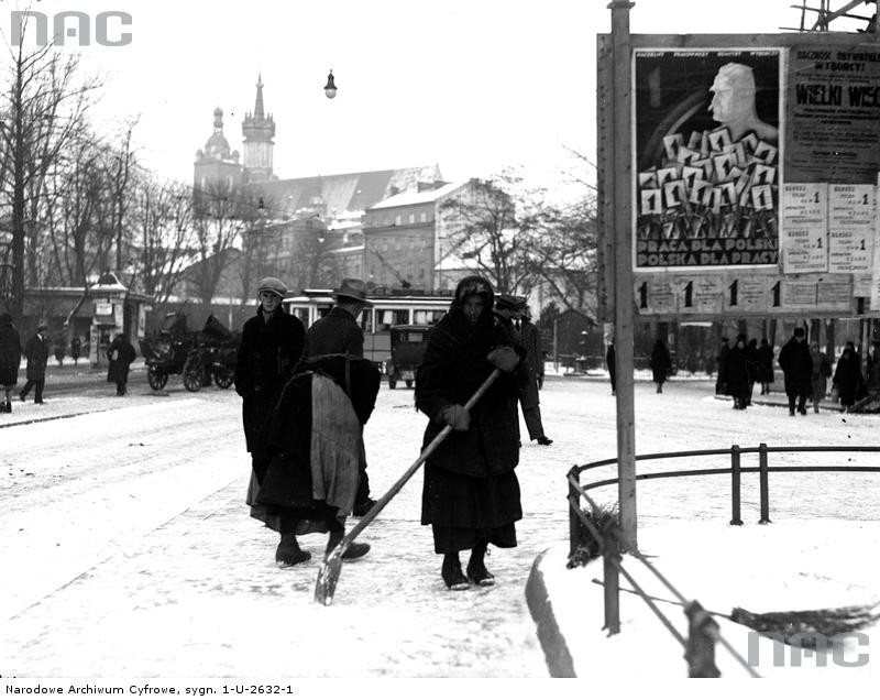 Kraków. Ulica Starowiślna. Odśnieżanie chodników. W tle...