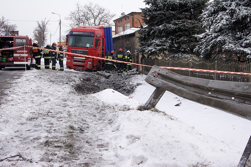 Kolizja w Pólku pod Kaliszem. Ciężarówka wpadła w poślizg i omal nie zniszczyła domu. ZDJĘCIA