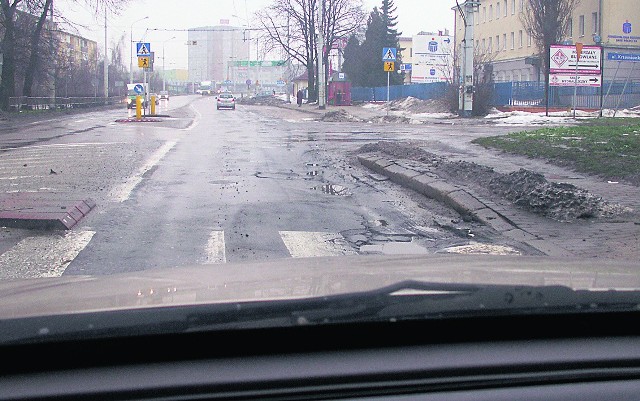 Niektórych dziur na ul. Łęczyńskiej nie ma jak ominąć, nawet zwinnie jadąc slalomem