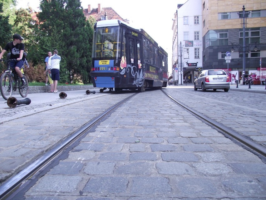 Wrocław: Na Szewskiej wykoleił się tramwaj (ZDJĘCIA)
