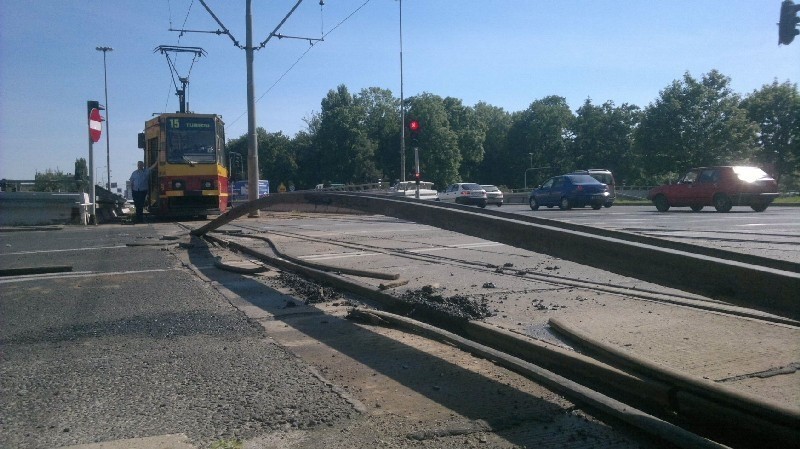 Szyna tramwajowa wygięta na skrzyżowaniu ul. Żeromskiego i...
