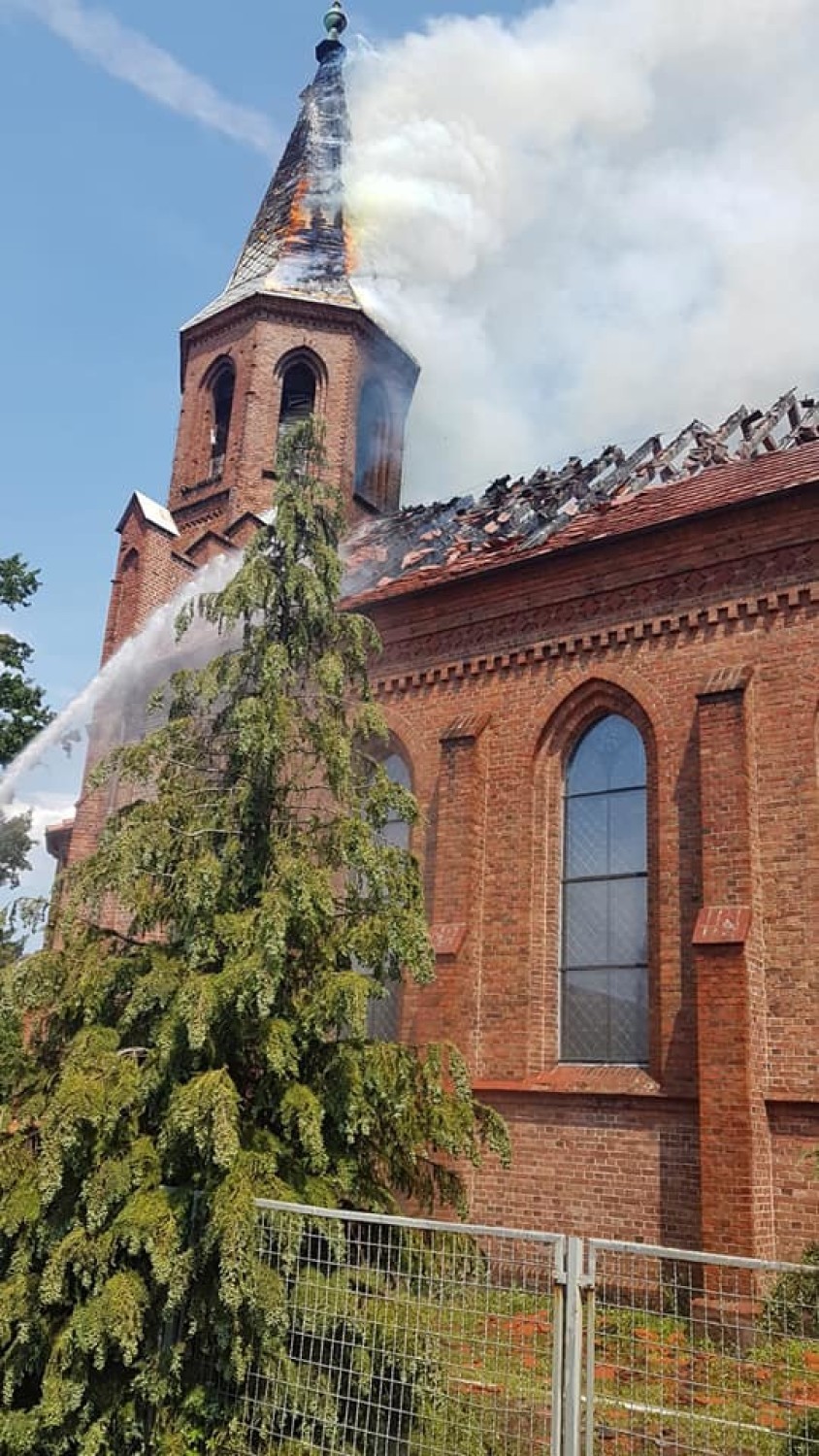 Pożar kościoła w Lutolu Suchym. Mamy ZDJĘCIA od czytelników