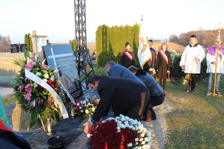 Cmentarz w Ujkowicach. Uroczystości odsłonięcia tablicy ku...