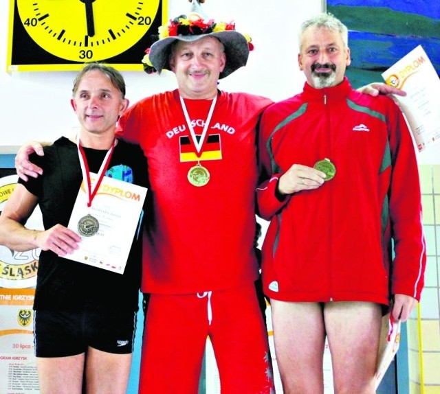 Jacek Antosik (w środku) zdobył setny medal dla swojej rodziny