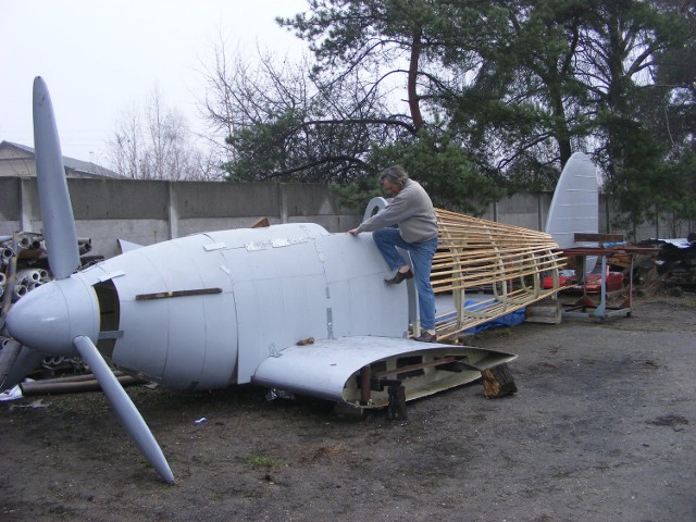 Jan Bromski przy replice samolotu Hurricane