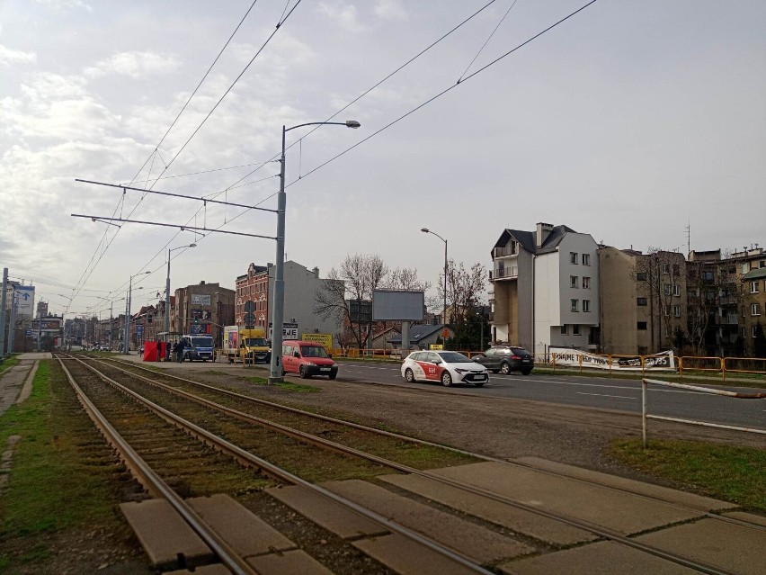 Służby pracują na przystanku, który znajduje się tuż obok...