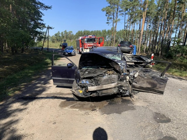 Wypadek w Nowym Jaromierzu w gminie Kargowa. Zderzył się samochód osobowy i laweta.