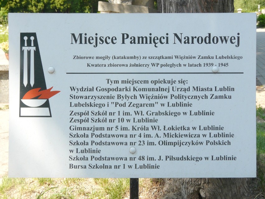 Nekropolia przy Unickiej i Walecznych zarosła trawą (ZDJĘCIA)