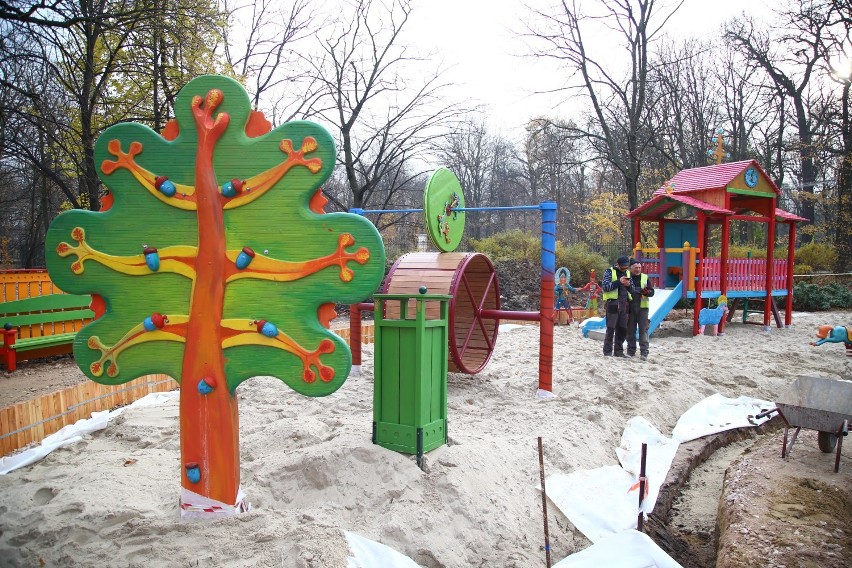 Przy Parku Łazienkowskim wyrósł bardzo nietypowy plac zabaw....
