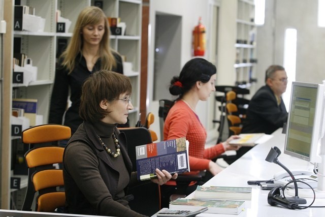 Bibliotekarki służą pomocą, ale czytelnicy świetnie sobie...