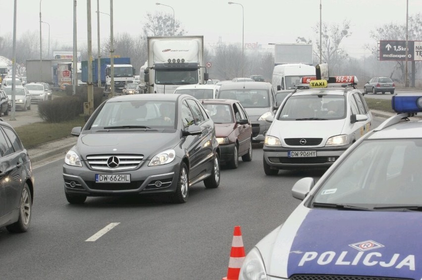 Wrocław: Tragiczny wypadek na al. Sobieskiego. Jedna osoba zginęła, 5 rannych (ZDJĘCIA)