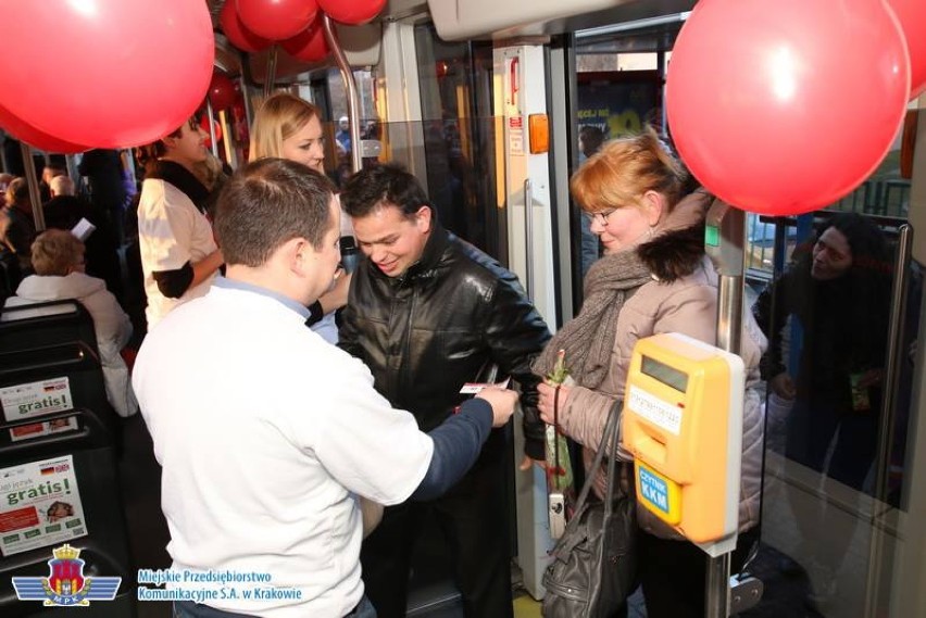 Walentynkowa akcja "Zakochaj się w tramwaju" w Krakowie