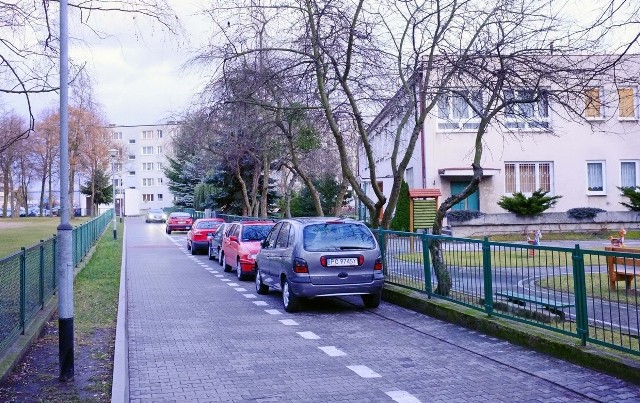 Przedszkolaki wychodzą przez furtkę wprost pod parkujące samochody
