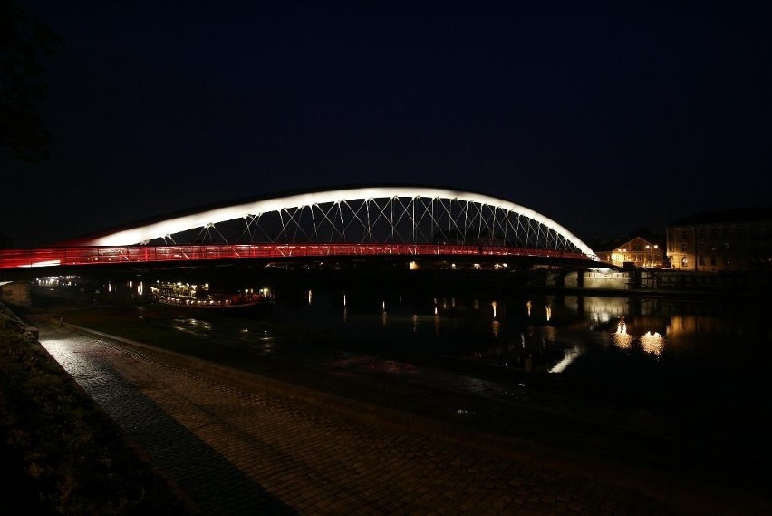 Kraków: kładka Bernatka rozbłysnęła na biało-czerwono [ZDJĘCIA]