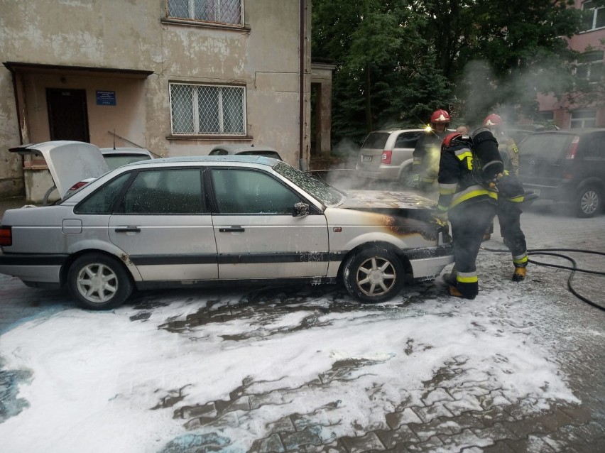 Pożar samochodu przy szpitalu w Zduńskiej Woli [zdjęcia]