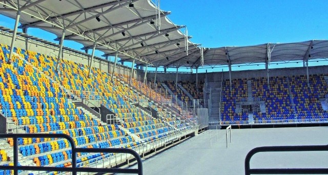 W zimowej scenerii gotowy już nowy stadion miejski w Gdyni prezentuje się bardzo efektownie . W lutym zostanie oficjalnie otwarty