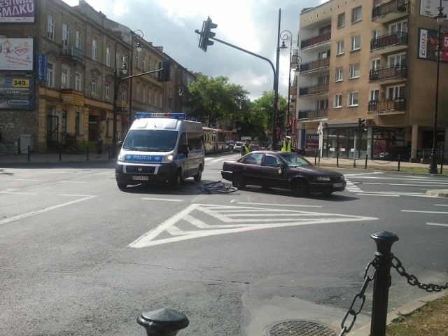 Potrącenie rowerzysty na skrzyżowaniu ul. Okopowej z Narutowicza (ZDJĘCIA)