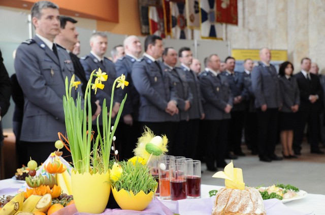 Policjanci podzielili się w poniedziałek symbolicznym jajeczkiem podczas spotkania wielkanocnego w siedzibie Komendy Wojewódzkiej Policji w Łodzi.